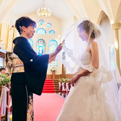 愛情を込めて行われるお母様からのベールダウンは、花嫁を災いから守る大切な儀式<br>【挙式】『聖アンナ教会』