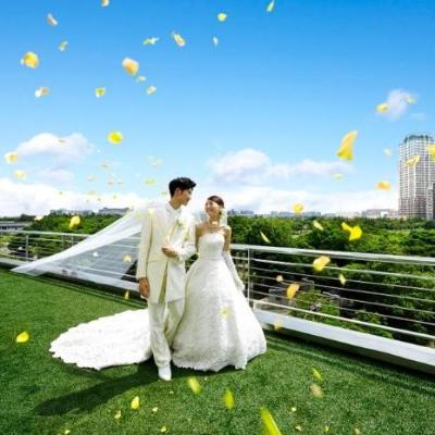 チャペルの横には、開放感あふれるバルコニーが。青空をバックにゲストと記念写真を<br>【挙式】挙式のあとは、チャペル前のガーデンで憧れのアフターセレモニーも叶う♪ゲストからの祝福のひとときを