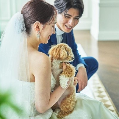 <br>【挙式】真っ白な美しい挙式空間を贅沢に使い、装飾や音楽も二人らしくコーディネート