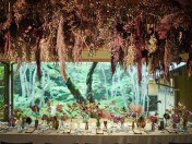 壁一面に広がる日本庭園と天井装花とのコラボレーションが幻想的なコーディネート
