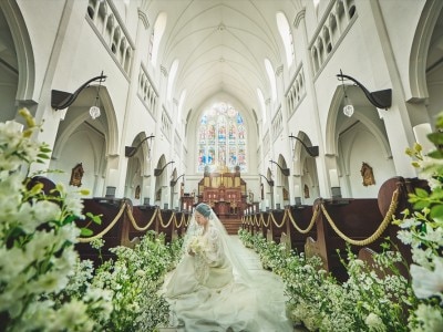大聖堂内は白が基調。祭壇の奥にきらめくステンドグラスがドレス姿をより美しく見せる