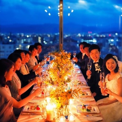 キャンドルで彩るロマンチックなコーディネート。親しい人との会食が印象的な思い出に<br>【披露宴】スカイバンケット「アポロン」コーディネート例　推奨人数/～45名　収容人数/～80名