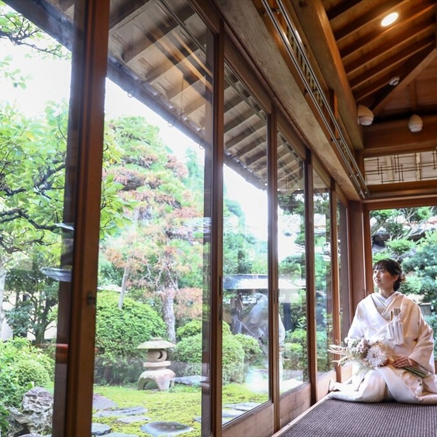 四季折々の趣が漂う日本庭園も貸切。特別な演出がなくとも絵になるから撮影にも最適