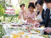 カラフルなデザートビュッフェに、女性ゲストから歓声が♪先輩花嫁絶賛の味を試食会で