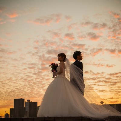 海沿いの綺麗な夕焼けには、花嫁のドレスが美しく映えます。<br>【ドレス・和装・その他】映画のワンシーンのような写真が残せる