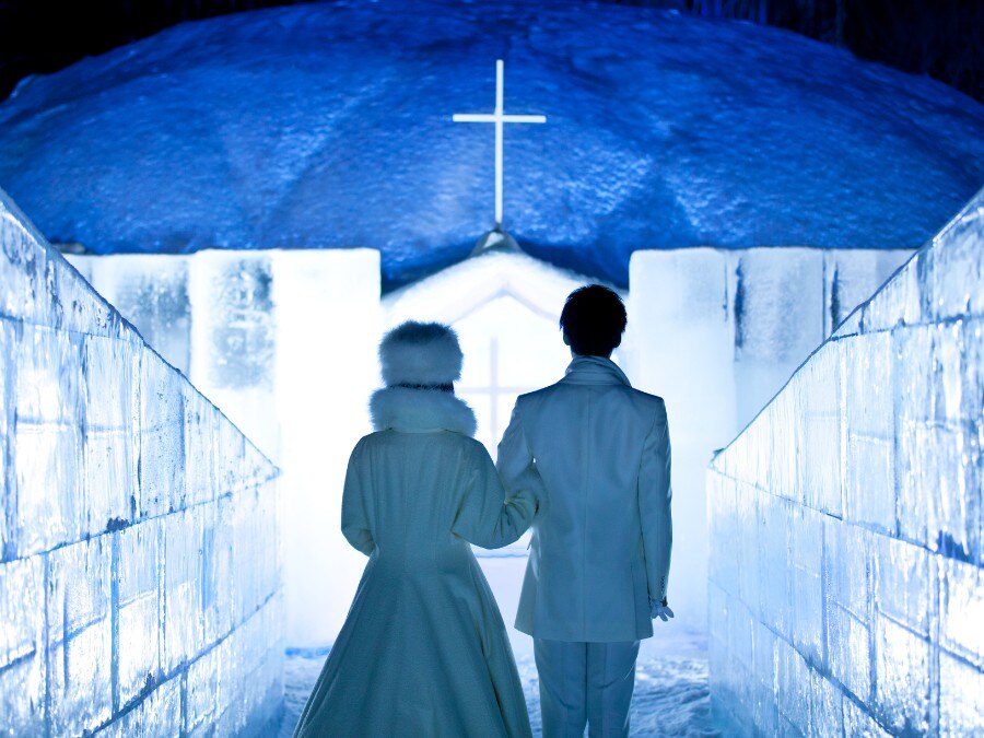 挙式 氷の教会 冬の1ヶ月だけ現れる雪と氷で創られた教会のフォト 写真7枚 星野リゾート トマム 水の教会 マイナビウエディング 国内 リゾート婚