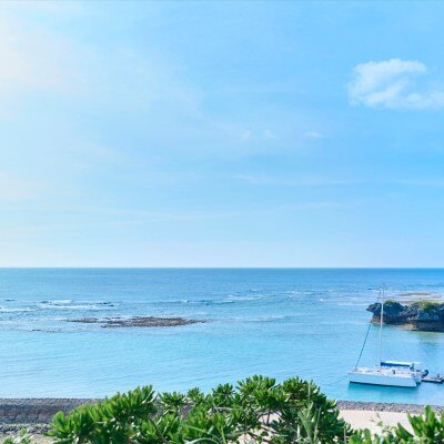 <br>【庭】沖縄随一の海の近さ！プライベート感あふれる白砂のビーチが目の前に広がる