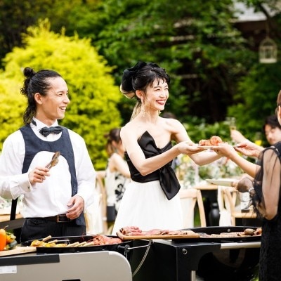 BBQでは、ふたりが料理をサーブしながら一人ひとりに感謝を伝えてもステキ<br>【披露宴】披露宴