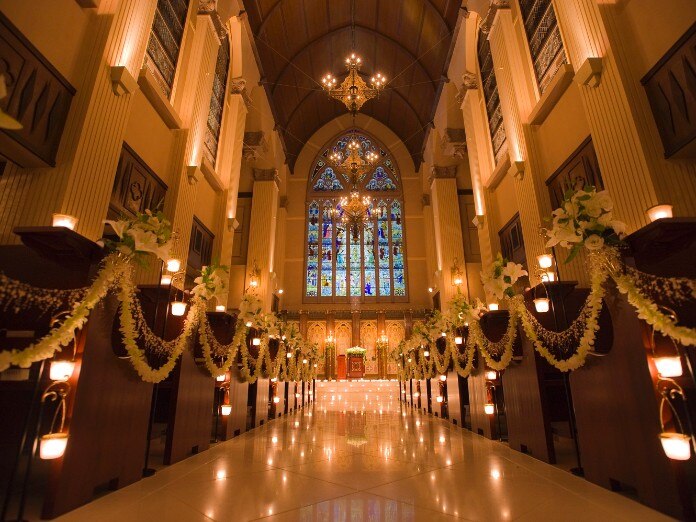 結婚式当日は「セント・マーティン大聖堂」の壮麗な空間がふたりだけのものに