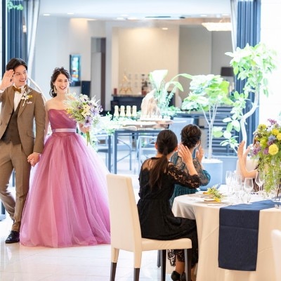 披露宴会場とひと続きになったガーデンから入場する演出も、サプライズ感があり好評<br>【披露宴】クレール（～着席120名）