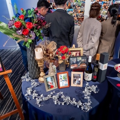 ウェルカムドリンク会場には新郎新婦の思い出の写真たちがたくさん飾られていました！ご友人も懐かしい～と談笑しながらお過ごしでした♪