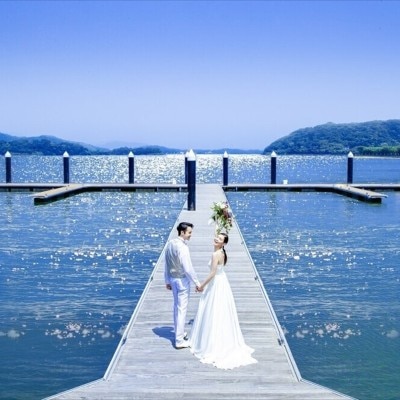 湖畔のリゾートだから、近くにはマリーナも。結婚式では珍しいクルーザー演出も可能