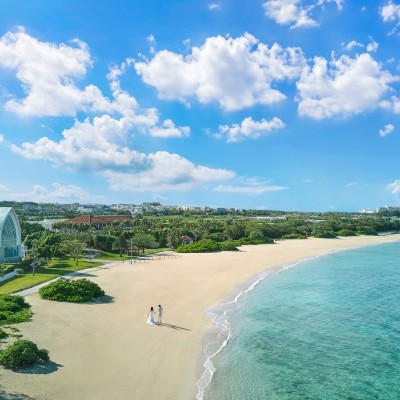 プライベート感溢れる白砂のロングビーチをふたりとゲストで堪能して<br>【庭】沖縄随一の海の近さ！プライベート感あふれる白砂のビーチが目の前に広がる