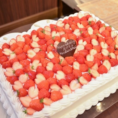 ◆ウェディングケーキ
フルーツは苺のみを使用したウェディングケーキです
ハート型の苺があったり、あえてヘタを取り入れてグリーンを入れたり可愛いアレンジ満載です！