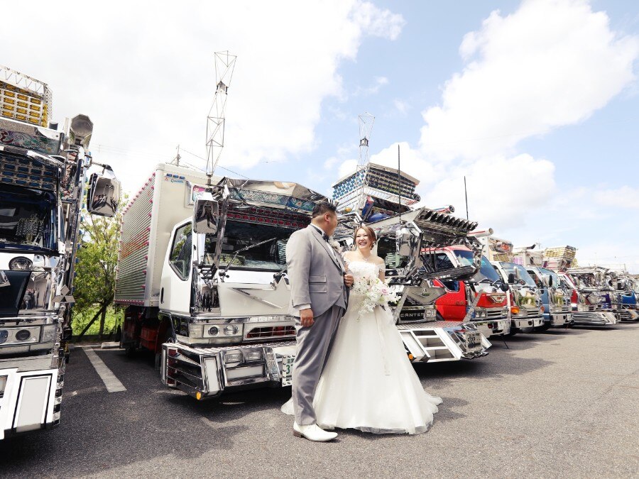 圧巻！エントランス前の駐車場がデコトラ一色!