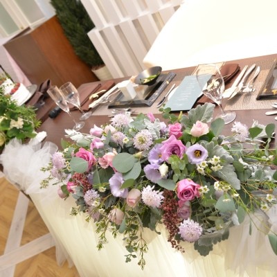 シャビーシックな色合い・素材の花材でメインテーブルを飾りました。会場全体が白基調なのでお花の色がとても映えました。