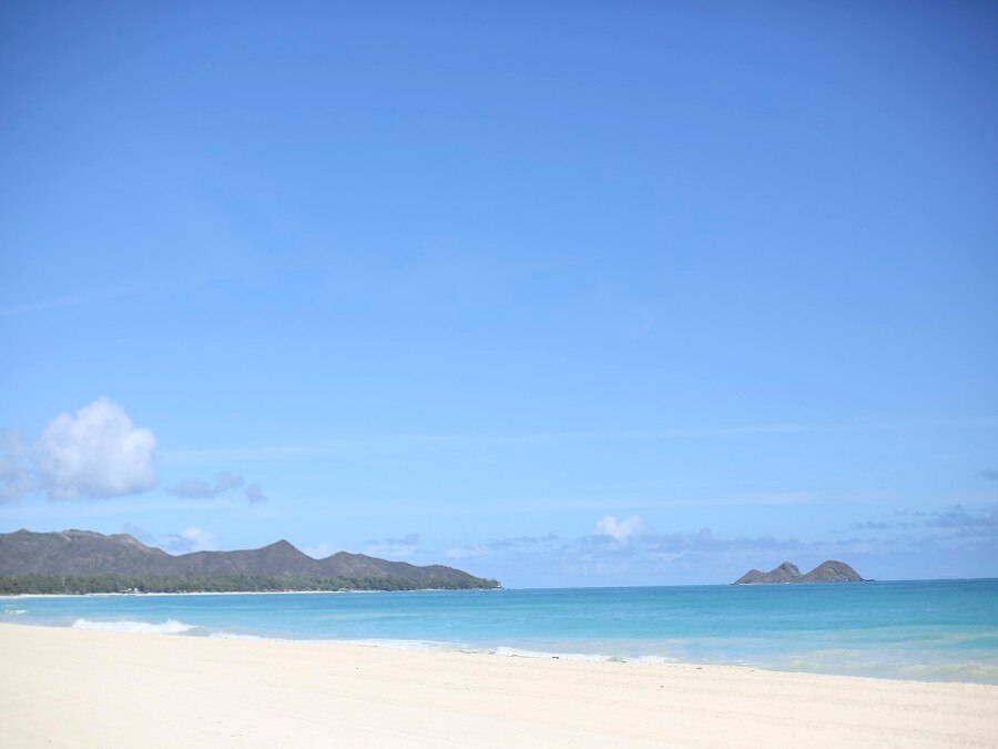 雄大なビーチと景色が広がるワイマナロでハワイの自然を感じるビーチウェディングを。