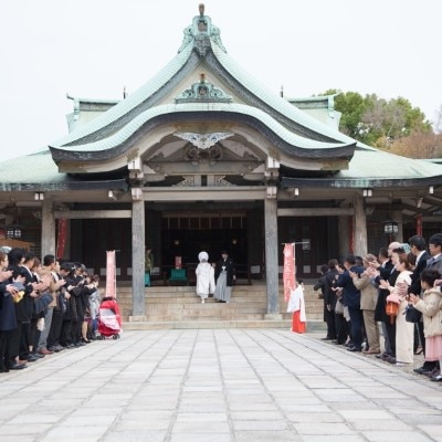 神前式は、神社の神殿で行い、神様に結婚を報告する方法です