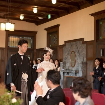 七宝工芸的な意匠が施されたステンドグラス。西洋の芸術品に和の心も取り入れた逸品<br>【披露宴】本館「VIP ROOM」／着席2～40名
