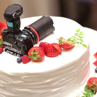 写真好きのおふたりのウェディングケーキには一眼レフカメラを♪