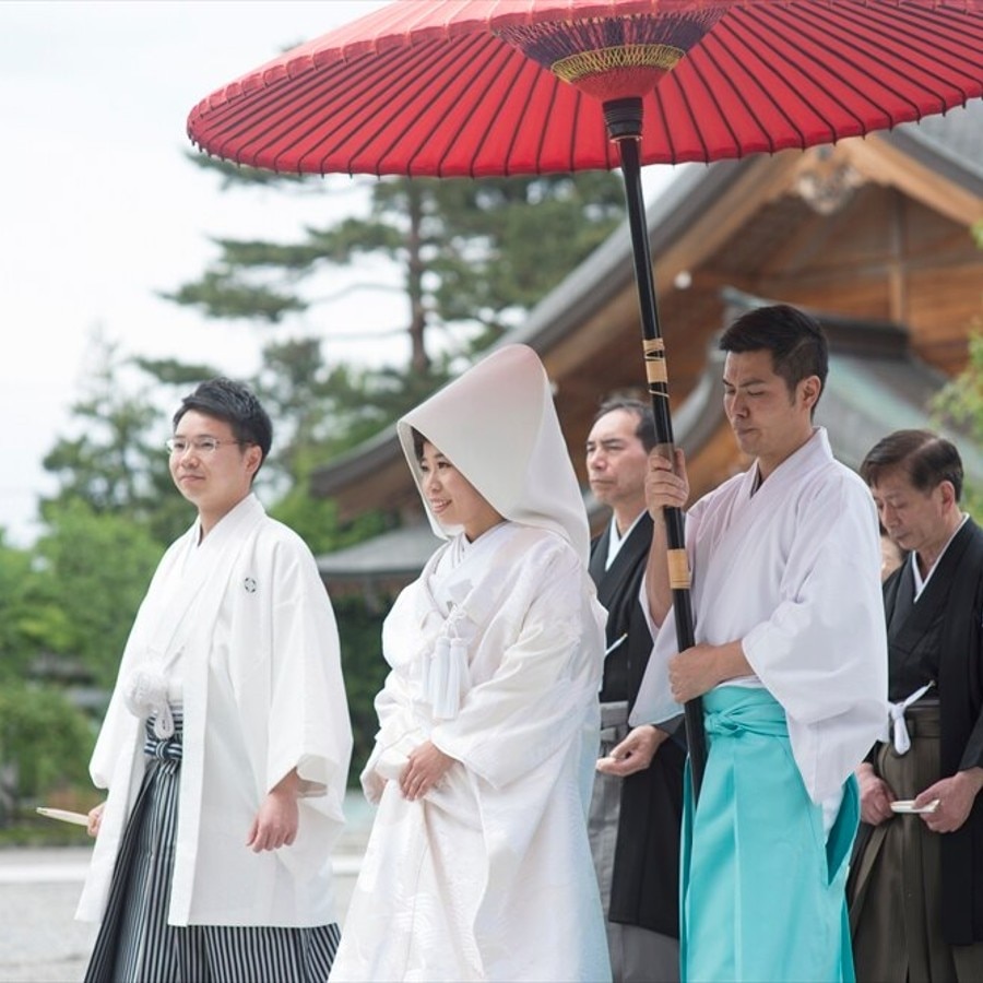 県内の神社と提携。自然豊かな境内を、朱傘を差した花嫁行列が進む「参進」もかなう