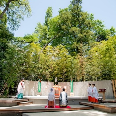 竹や白樫に包まれ、季節の花々を楽しめる『五色の杜』。光と緑の中での神前式<br>【挙式】五色の杜　収容人数2～50名