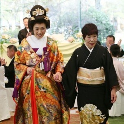お色直しの退場はお母さまと。豪華な色打ち掛けを着た娘の手を引くお母さまも日本の正礼装である留袖で。