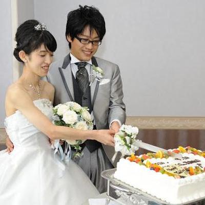 緊張のケーキ入刀…！