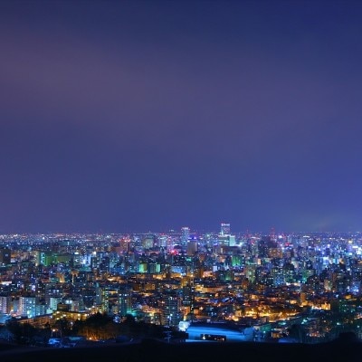 神戸、長崎と共に選ばれた札幌の夜景。最高の景色をゲストに満喫してもらえる<br>【挙式】ヨーロッパに迷い込んだようなステンドグラス輝く「ローズガーデンクライスト教会」での厳かなセレモニー