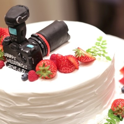 新婦様をよく知るゲストの皆様はケーキの上のカメラに大興奮♪