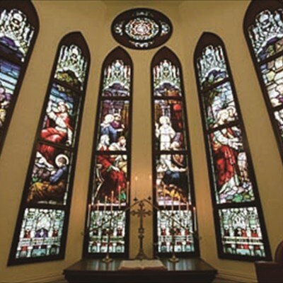 セントマーガレット教会の色鮮やかなステンドグラス<br>【挙式】草原に佇む本格英国式チャペル『セント・マーガレット教会』(着席～80名)