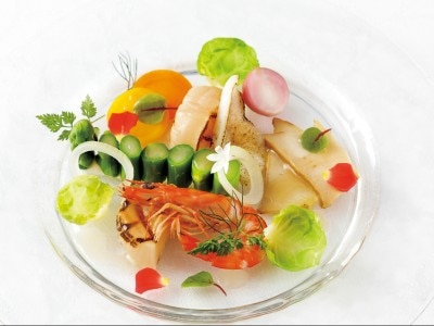 鮑･帆立貝･才巻き海老･鱚と彩の野菜のコンポジション　トリュフのドレッシング