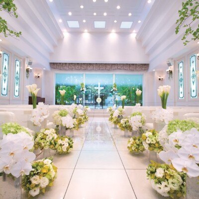 自然光が差し込む純白のチャペル「ブランシュール」は無垢な花嫁に相応しい神聖な空間
