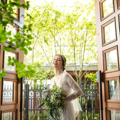 木の窓×鮮やかな緑×純白ドレスの構図がオシャレ。館内には写真映えする空間が随所に<br>【披露宴】【10名 ～ 130名】まるで映画のワンシーンの様な雰囲気ではじまる ～ナテュール～