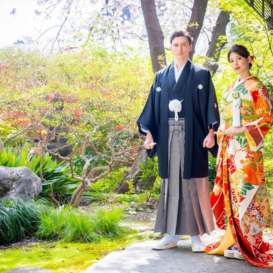 苔むした石の静けさや小川のせせらぎに心落ち着く日本庭園で、最高の晴れ姿を残して
