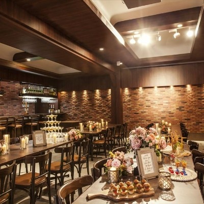  落ち着きのあるシックな会場『カフェ・ド・クロワ』は、大人のパーティがかなう予感<br>【披露宴】披露宴会場「カフェドクロワ」／収容人数　10～70名