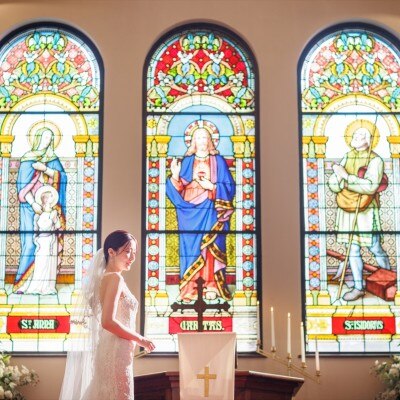 祭壇正面に輝く精緻なステンドグラスは、150年の歴史を刻む貴重なアンティーク<br>【挙式】『聖アンナ教会』