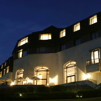 岩崎小彌太男爵の別邸跡に建てられたクラシカルな建物は、夜の雰囲気もロマンティック<br>【外観】外観(赤い屋根が目印のクラシカルホテル)