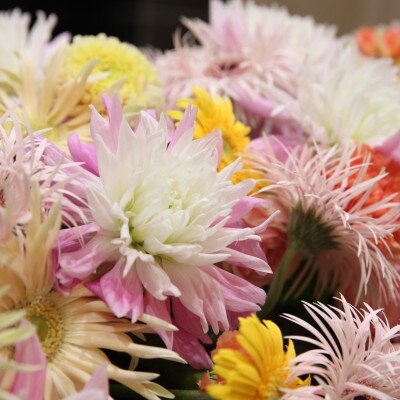 白×ピンクのダリアを中心に暖色系でまとめたメインテーブル装花。