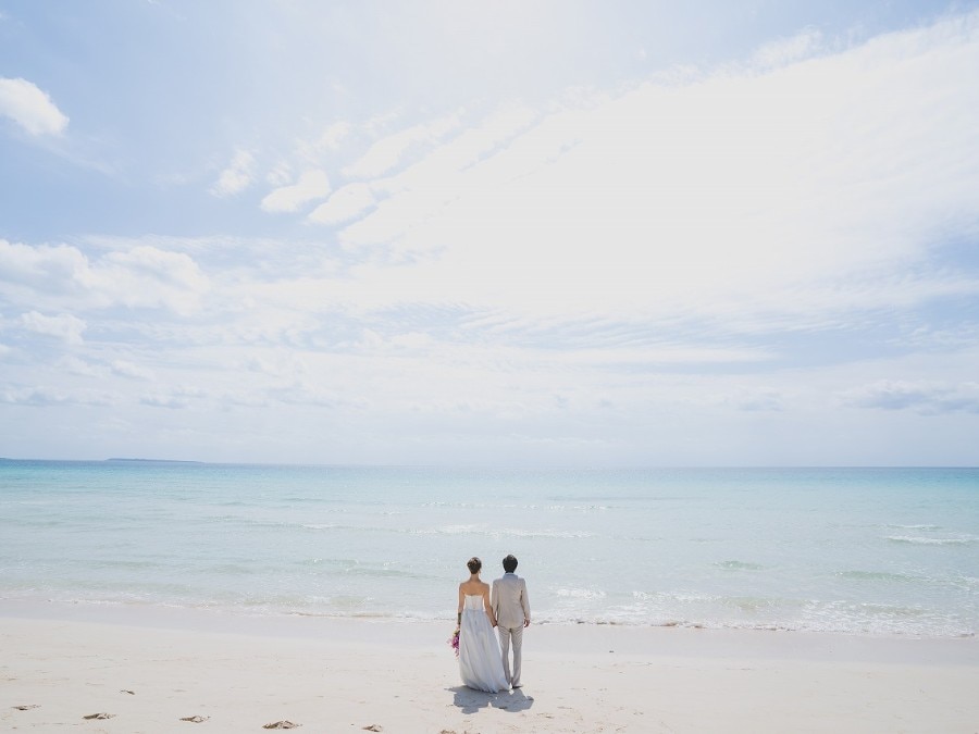 白い砂浜、青い海、沖縄らしいロケーションでの撮影♪