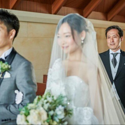 天然石や木のぬくもりを感じるあたたかなチャペルで、緑と光に包まれて愛を誓って<br>【挙式】チャペル／着席～80名