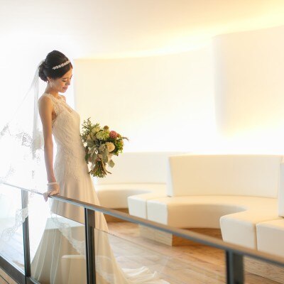 白いウェディングドレスが綺麗に映える明るい空間<br>【披露宴】披露宴会場