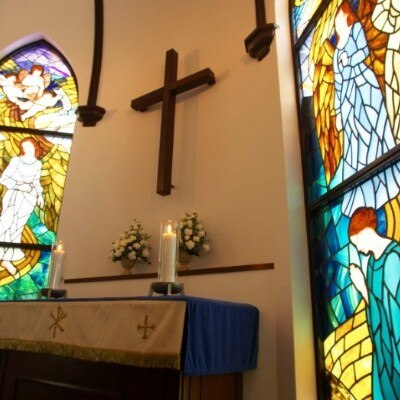 聖母マリアへの「受胎告知」を描いた壮麗で美しいステンドグラス<br>【付帯設備】付帯設備