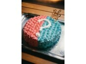 お腹にいる赤ちゃんの性別発表をケーキで行うWハッピーな演出にゲストも大盛り上がり