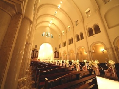 天井高11mの開放感がある大聖堂。パイプオルガンの生演奏でいっそう神聖な空気に