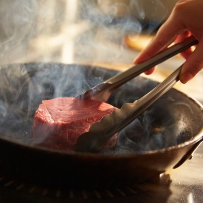 ゲストお楽しみの肉料理。目の前で炎が立ち上がる、シェフの調理パフォーマンスも人気