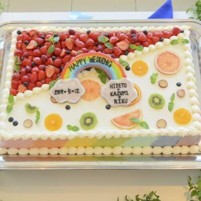虹がテーマのおふたりがデザインしたウエディングケーキ