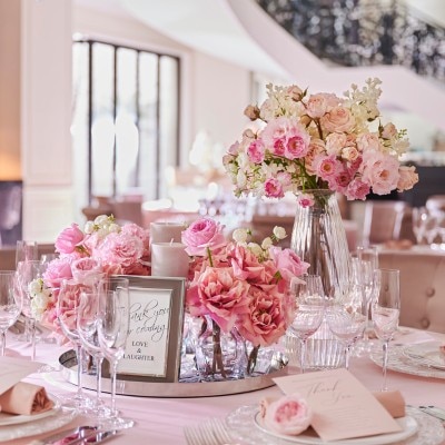 白が基調のエレガントな邸宅には、ピンクを使った大人可愛いコーディネートも映える