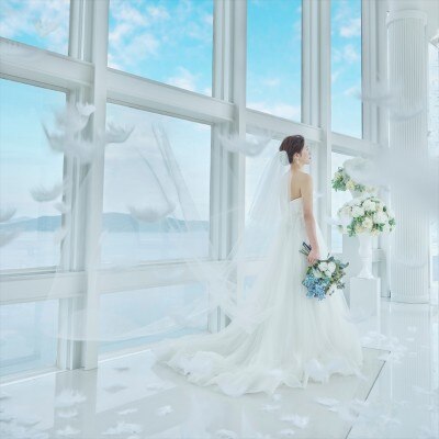 「サモトラケのニケ」をモチーフにした純白の装飾が、花嫁の笑顔を美しく輝かせる<br>【挙式】IN THE SKY ～天空のチャペル～／～90名収容可能