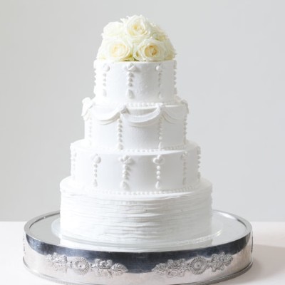 クラシカルな白い薔薇の四段のウェディングケーキ<br>【料理・ケーキ】ケーキ